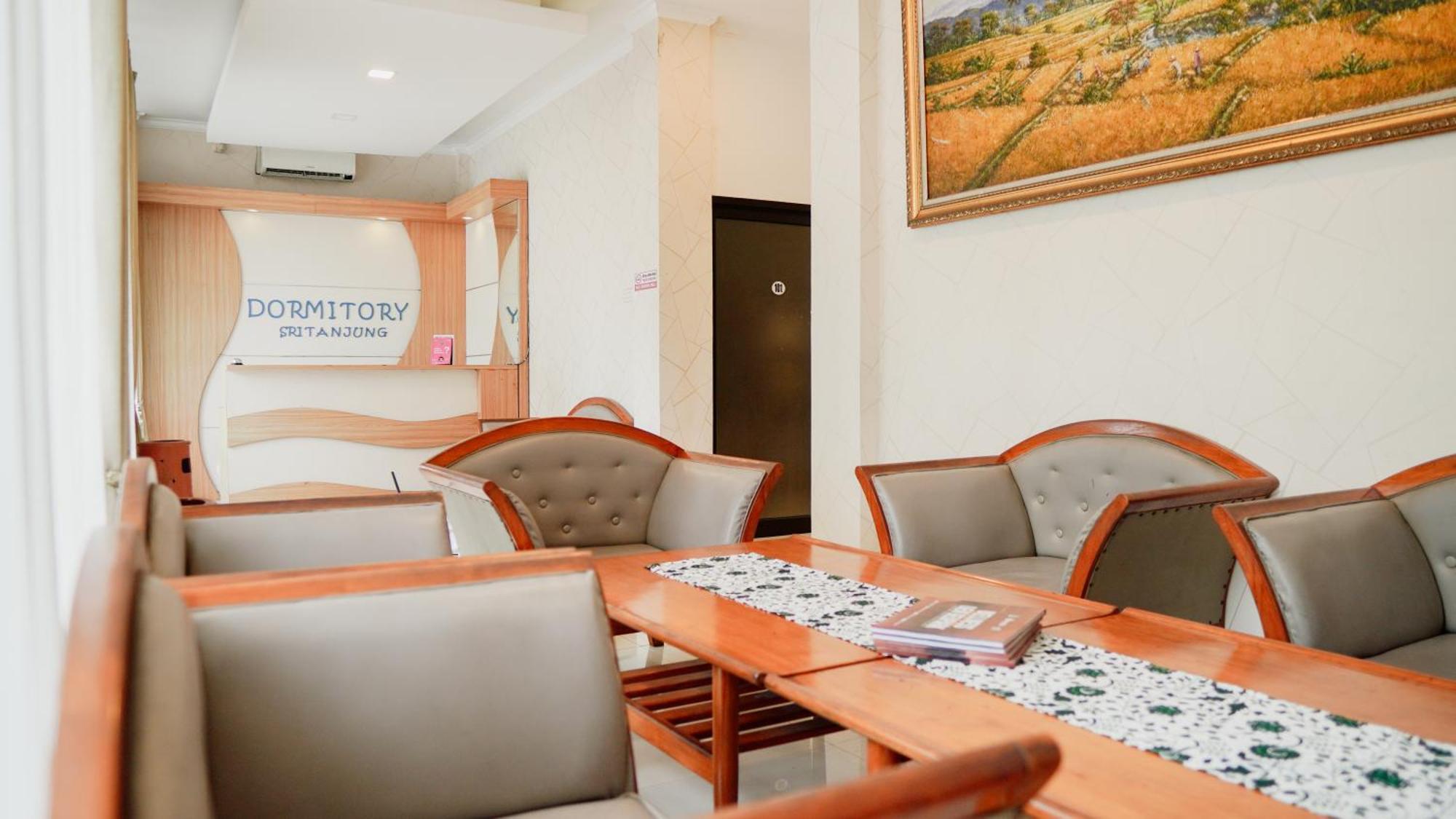 Dormitory Tourism Sritanjung Banyuwangi By Gajahsora Management Esterno foto